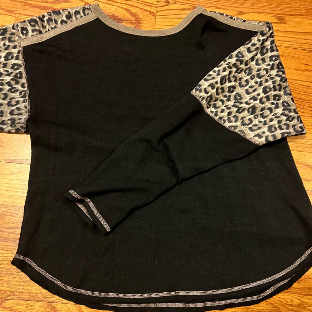 🌀Mystree size Large black top with leopard sleeves and back detail 🌀